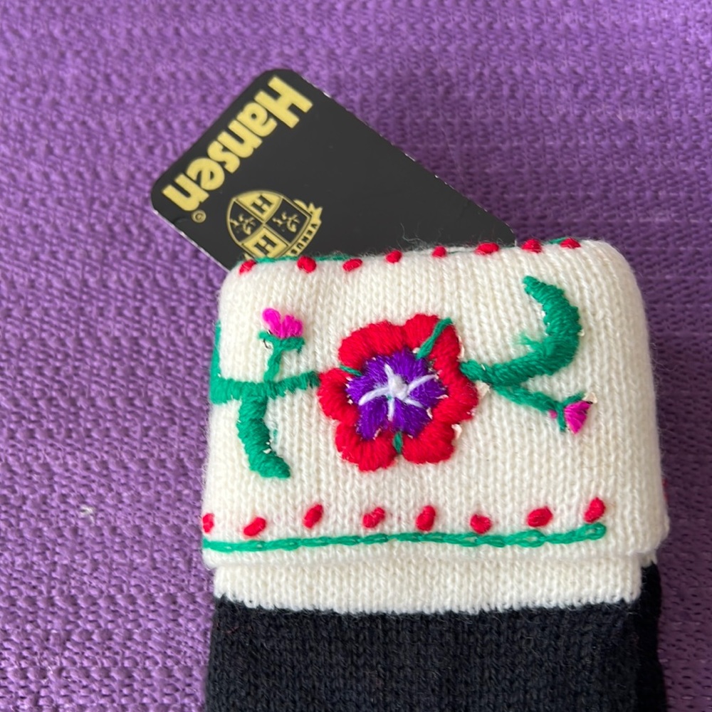 Embroidery Trimmed Black Knit Gloves